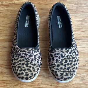 Skechers “Goga Mat” Slip-on Loafer Shoes in Leopard Print Sz 8